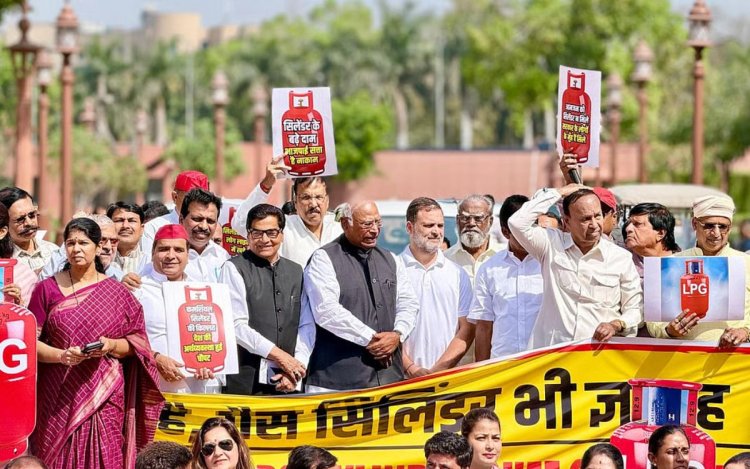 LPG संकट पर संसद में हंगामा: लोकसभा कई बार स्थगित, विपक्ष का प्रदर्शन