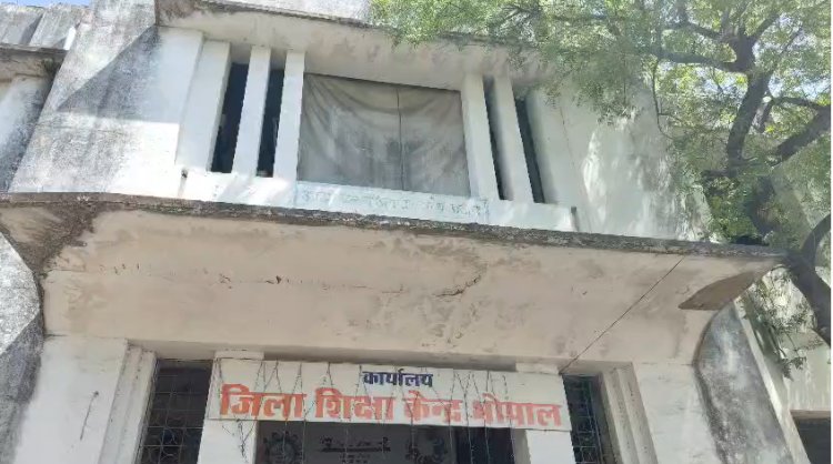 Exclusive पब्लिक वाणी के खुफिया कैमरे में कैद लापरवाही: जिला शिक्षा केंद्र में 10 बजे के बाद भी खाली मिली कुर्सियां