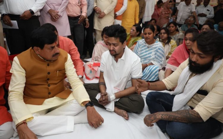 इंदौर में अग्निकांड पीड़ितों से मिले CM डॉ. मोहन यादव, मृतक के बेटे का बड़ा खुलासा- EV से नहीं लगी थी आग