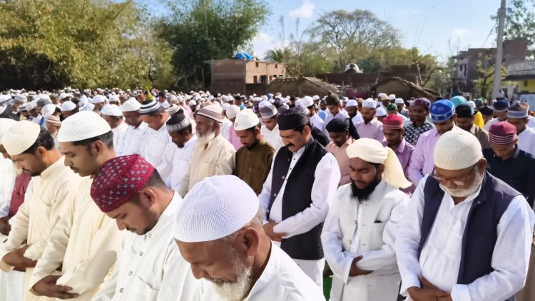 मऊगंज में ईद उल फितर पर सामूहिक नमाज, लोगों ने गले मिलकर दी बधाई