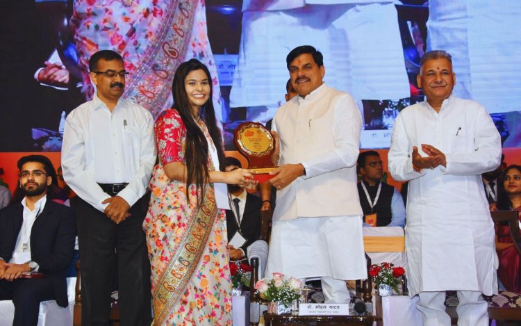 UPSC में सिलेक्टेड MP के 61 युवाओं को मुख्यमंत्री डॉ. मोहन यादव ने किया सम्मानित