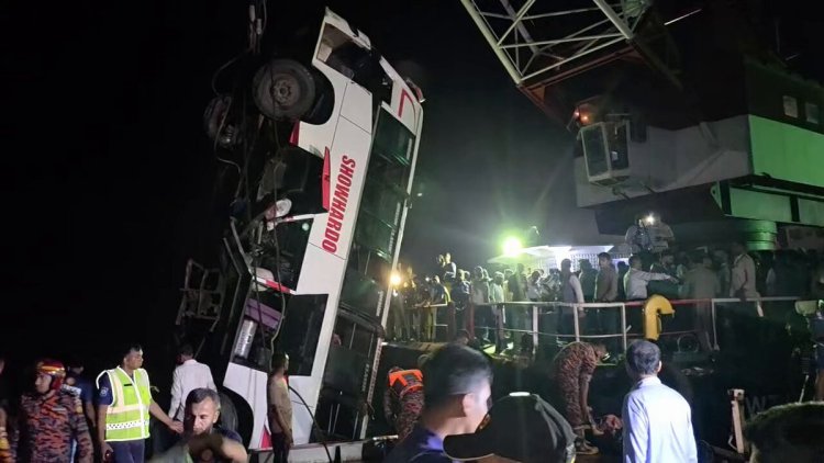 बांग्लादेश में बस नदी में गिरी: 23 लोग पानी में डूबे