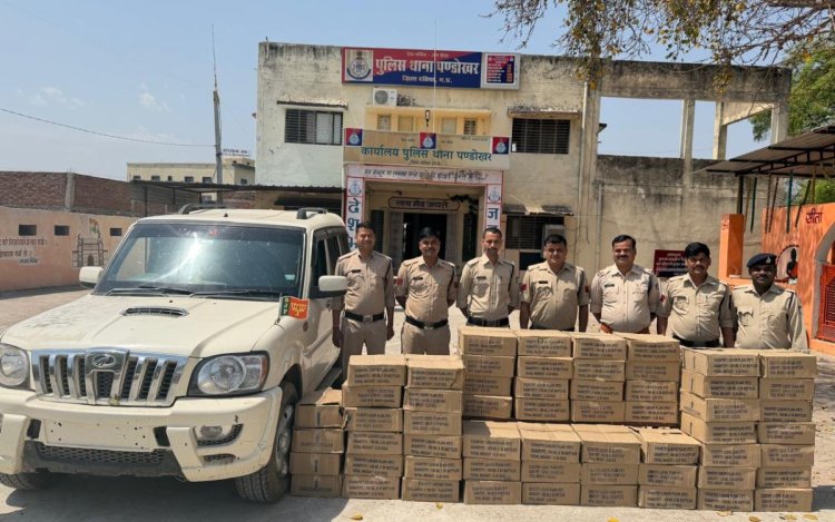 दतिया: BJP का झंडा लगी स्कॉर्पियो से अवैध शराब जब्त, आरोपी अंधेरे का फायदा उठाकर फरार