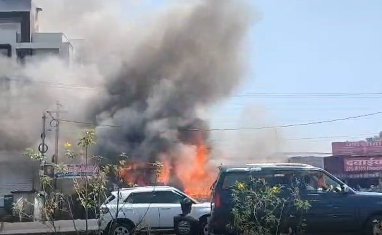 इंदौर में भीषण आग, पटेल मार्केट की तीन दुकानें जलकर राख
