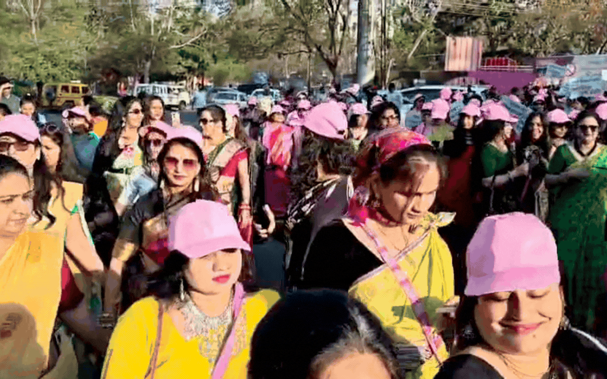 इंदौर में साड़ी वॉकथॉन: महापौर ने दिखाई हरी झंडी, सिंगल यूज प्लास्टिक फ्री शहर का लिया संकल्प