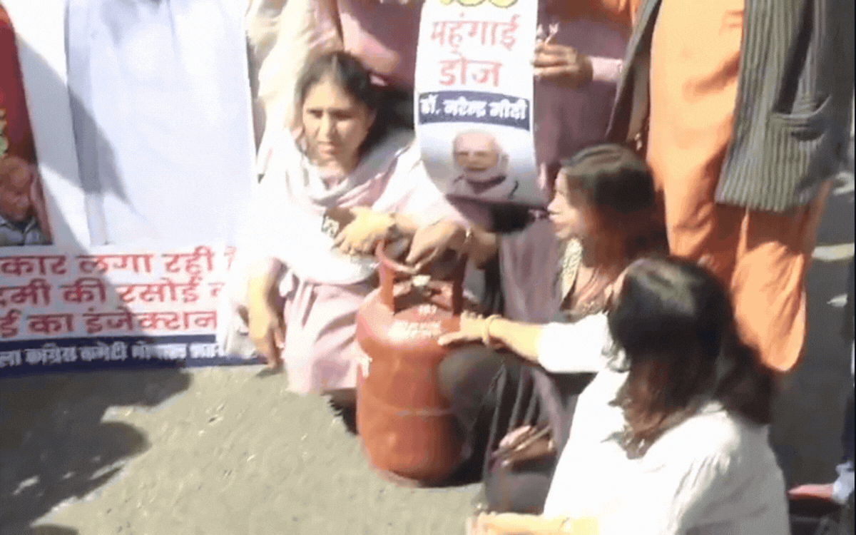 भोपाल में महंगा हुआ LPG सिलेंडर, 918 रुपए पहुंची कीमत; विरोध में कांग्रेस का प्रदर्शन