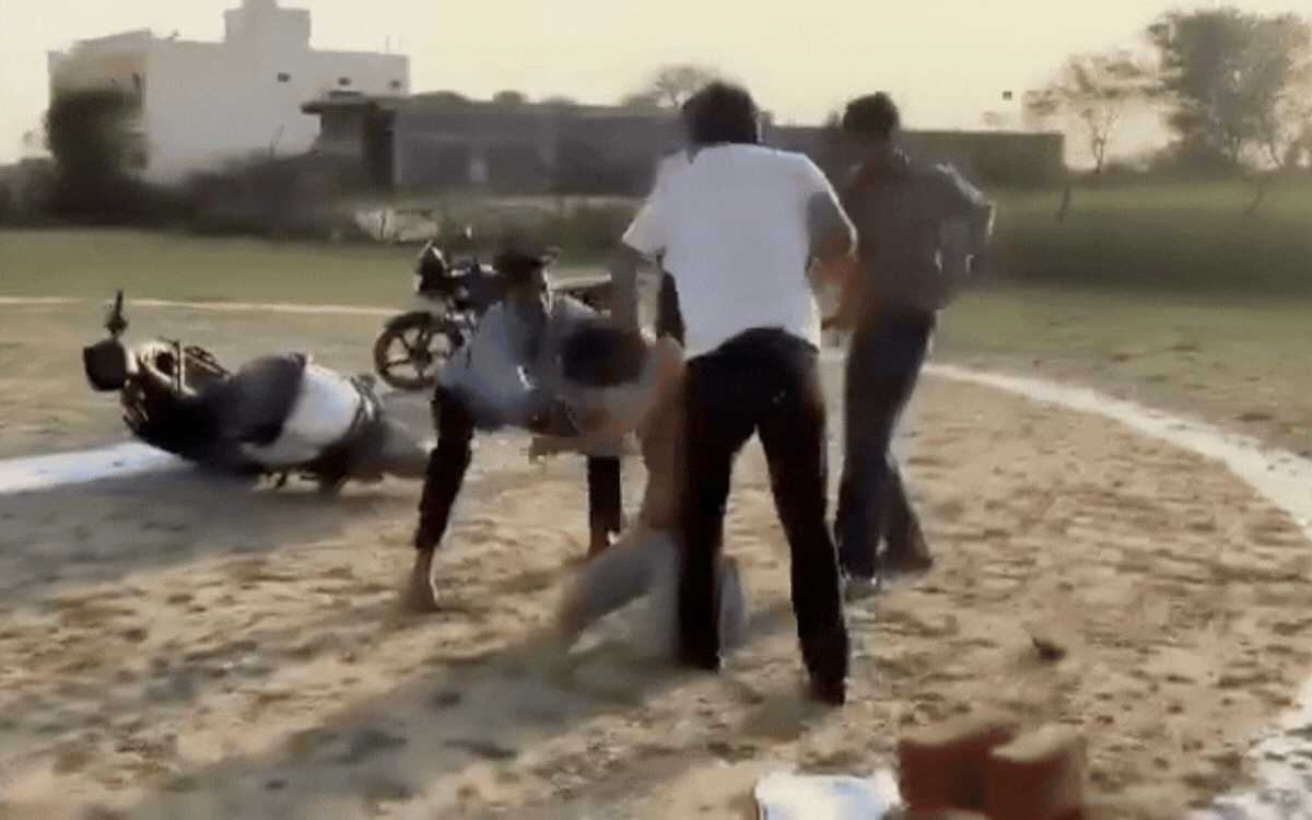 बीच-बचाव की रंजिश में युवक की बेरहमी से पिटाई, दबंगों ने बेल्ट से एक घंटे तक पीटा