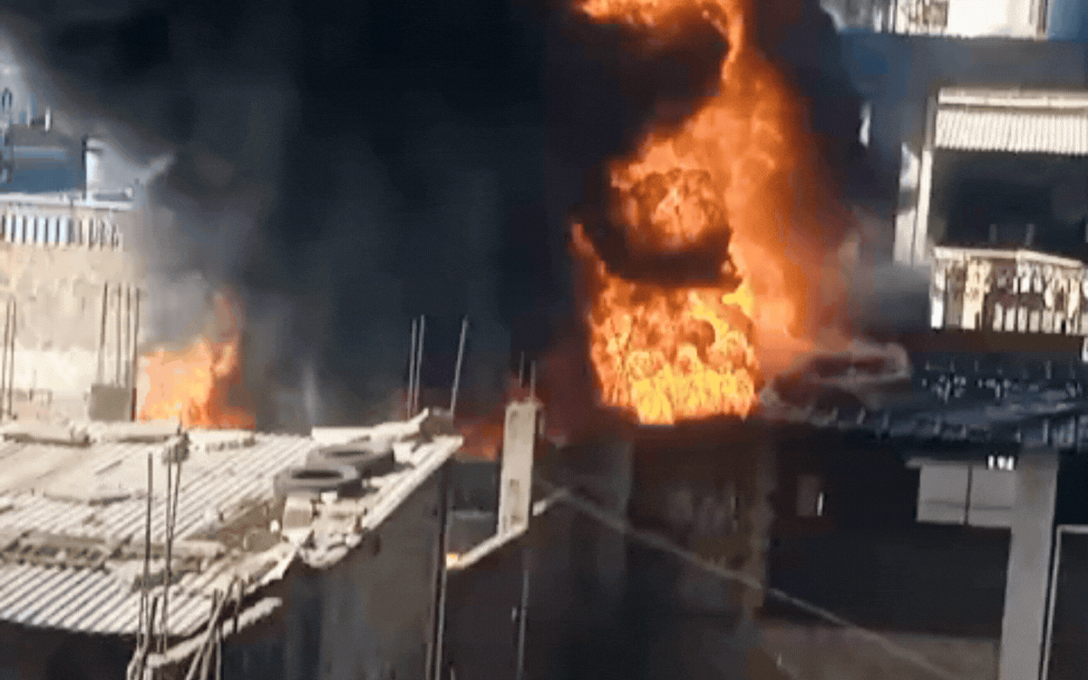 भोपाल में तीन मंजिला मकान की छत पर लगी भीषण आग, 10 किमी दूर तक दिखाई दिया धुआं