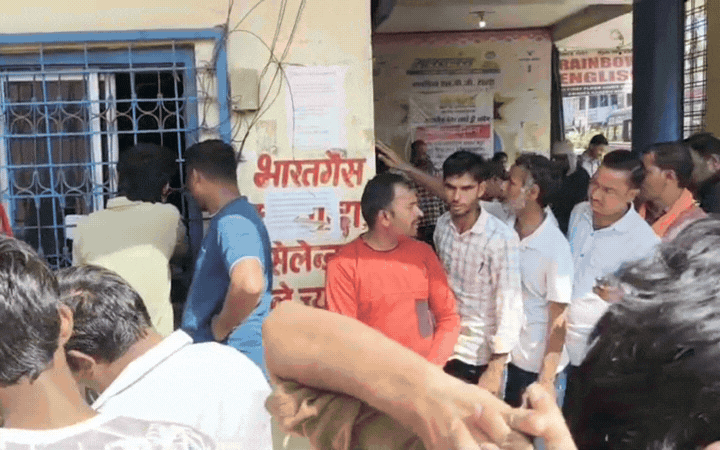 भोपाल में LPG गैस संकट: एजेंसियों पर लंबी कतारें, कमर्शियल सिलेंडर की कमी से होटल कारोबार प्रभावित