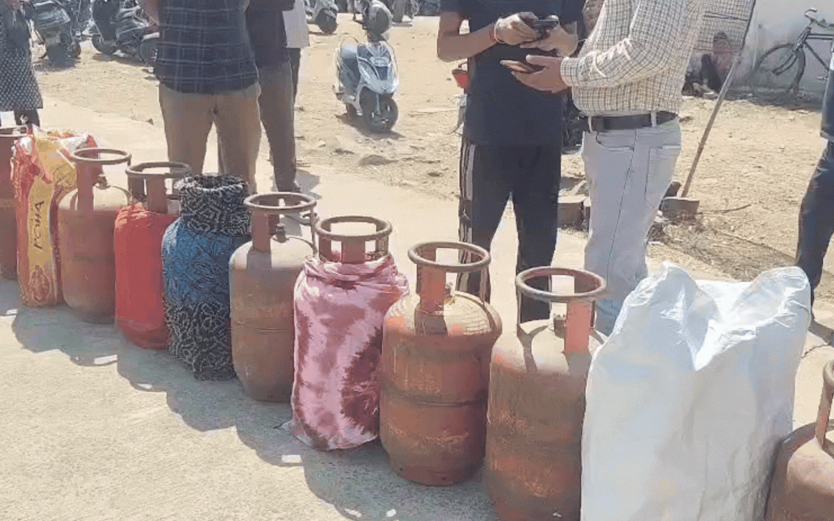 Bhopal में कमर्शियल सिलेंडर की कालाबाजारी,घरेलू गैस सिलेंडर के लिए लंबी कतारें, ड्यूटी के बीच लाइन में खड़े पुलिसकर्मी