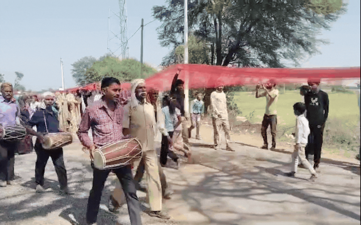 सतना से मैहर पहुंची 351 फीट लंबी चुनर यात्रा, मां शारदा के जयकारों से गूंज उठा मार्ग