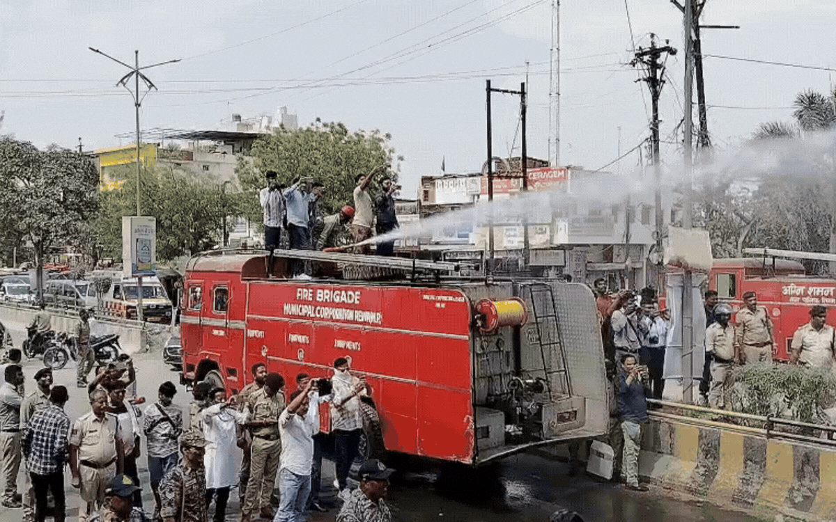 रीवा में NSUI का प्रदर्शन, पुलिस ने वाटर कैनन से प्रदर्शनकारियों को रोका