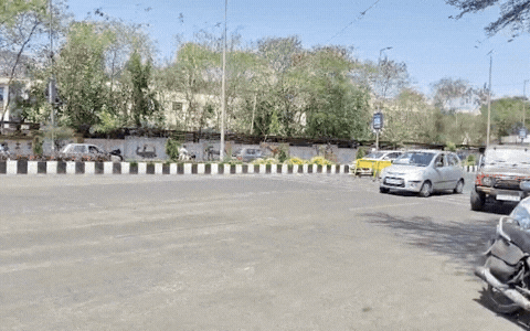 ये कैसे ट्रैफिक नियम: पुलिसकर्मी को छूट, जनता पर चालानी कार्रवाई