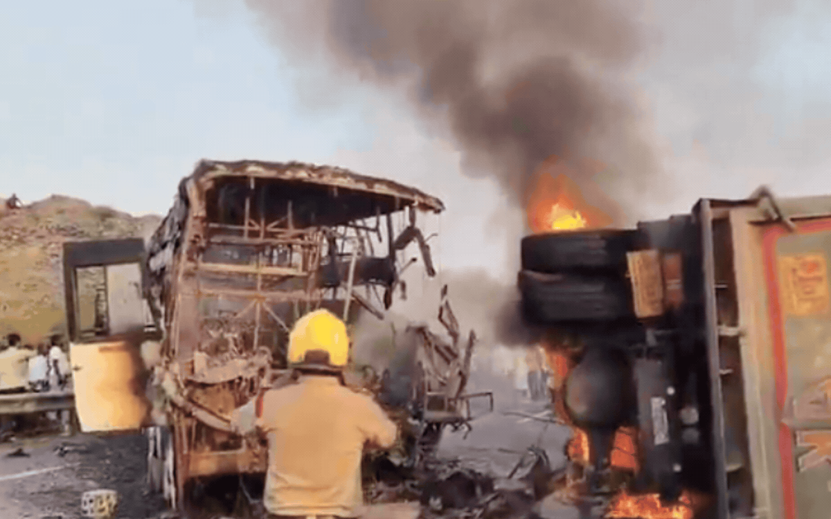 आंध्र प्रदेश बस-डंपर में हुई टक्कर, हादसे में 14 जिंदा जले, 23 घायल