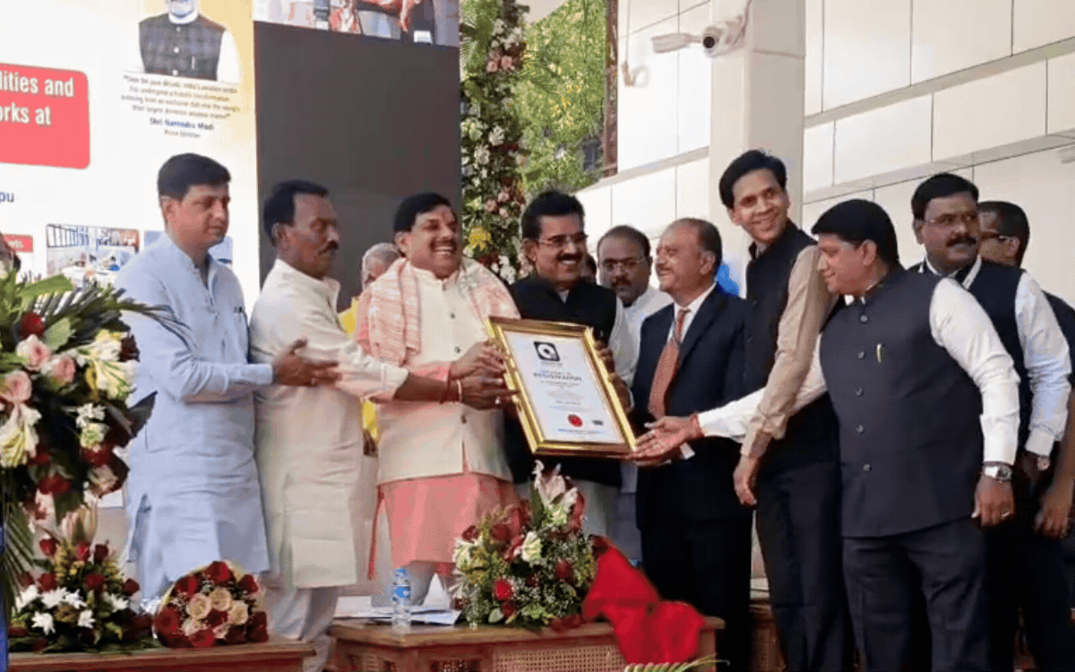 CM डॉ. मोहन यादव ने इंदौर एयरपोर्ट पर नए टर्मिनल-1 का किया लोकार्पण, CM डॉ. मोहन यादव ने 'उड़ान कैफे' का भी किया शुभारंभ