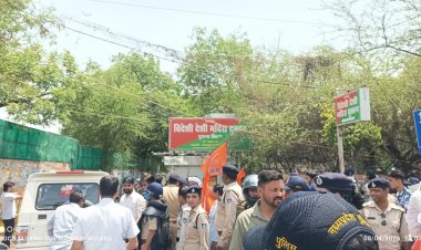 भोपाल: पॉलिटेक्निक चौराहे पर ABVP का प्रदर्शन, शराब दुकान बंद कराने की मांग