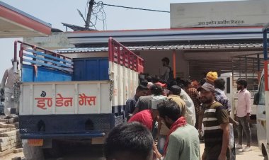 Rewa News: गैस एजेंसी में अव्यवस्था का आलम, उपभोक्ता घंटों धूप में लाइन लगाने को मजबूर