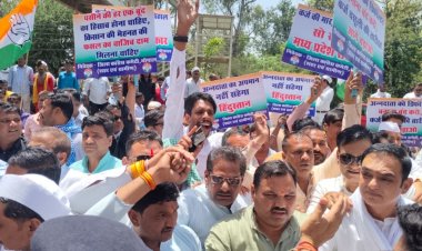 गेहूं खरीदी में देरी पर भोपाल में कांग्रेस का प्रदर्शन, कलेक्टर ऑफिस का किया घेराव