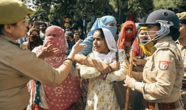 नोएडा में वेतन वृद्धि की मांग पर मजदूरों का उग्र प्रदर्शन, NH-9 जाम; गाड़ियां जलाईं