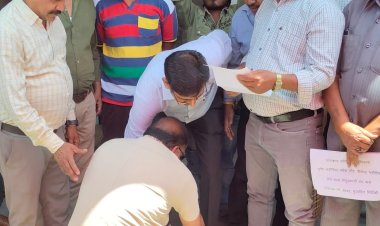 BHOPAL:डिप्टी कमिश्नर के पैरों में गिरे कांग्रेस नेता, गरीब का ठेला मत उजाड़ो