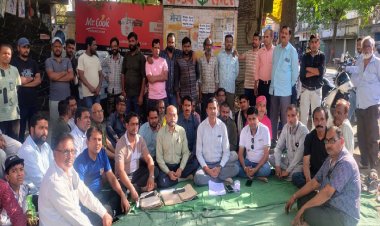 दुकान हटाने के विरोध में व्यापारियों का धरना चौथे दिन भी जारी