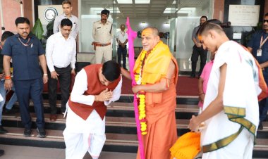 मुख्यमंत्री डॉ. मोहन यादव ने जगदगुरु शंकराचार्य स्वामी सदानंद सरस्वती से लिया आशीर्वाद