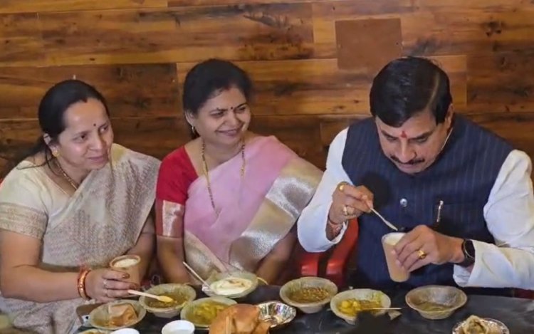 वाराणसी में CM मोहन यादव ने लिया कचौड़ी-जलेबी का स्वाद