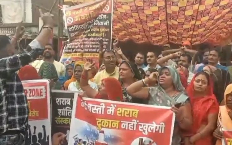 Satna: नई बस्ती में फिर खुल रही शराब दुकान, महिलाओं का उग्र प्रदर्शन