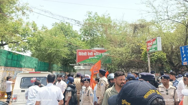 भोपाल: पॉलिटेक्निक चौराहे पर ABVP का प्रदर्शन, शराब दुकान बंद कराने की मांग