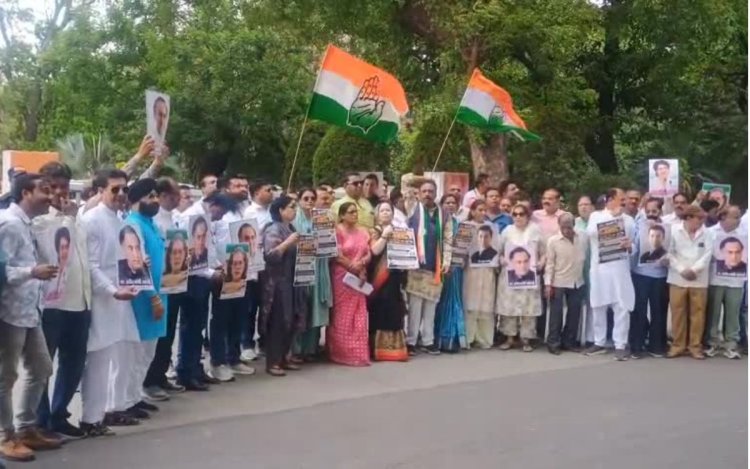 इंदौर में बिजली कंपनियों की मनमानी के खिलाफ कांग्रेस ने जोरदार विरोध प्रदर्शन