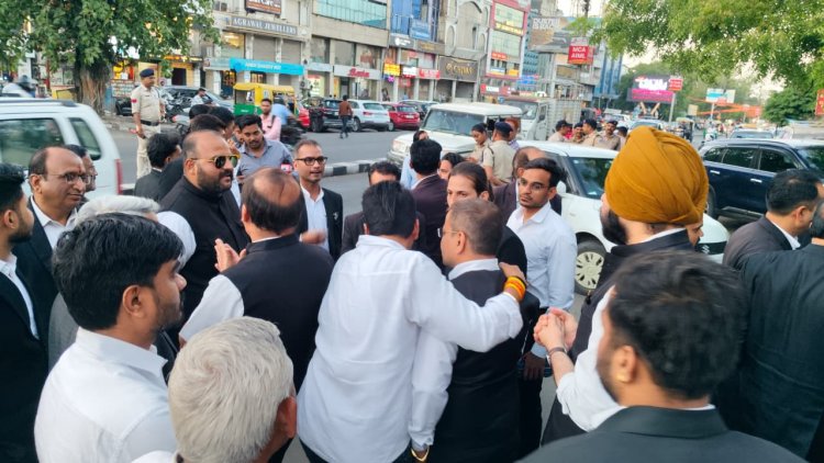 भोपाल में वकील से लूट का आरोप: थाने के सामने वकीलों का चक्काजाम, होटल संचालक पर FIR की मांग