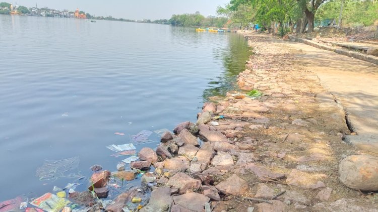 Exclusive:पिचिंग के नाम पर सिमटता शहर का छोटा तालाब, प्रशासन की मंशा पर सवाल