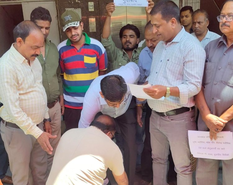 BHOPAL:डिप्टी कमिश्नर के पैरों में गिरे कांग्रेस नेता, बोले- गरीब का ठेला मत उजाड़ो