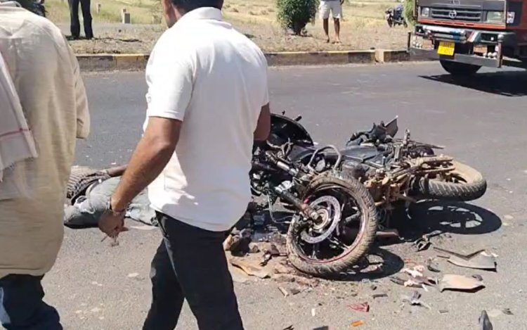 रीवा-बनारस हाईवे पर भीषण हादसा: ट्रेलर से टकराईं दो बाइक, 3 की मौत, 2 घायल