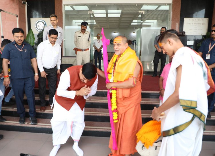 मुख्यमंत्री डॉ. मोहन यादव ने जगदगुरु शंकराचार्य स्वामी सदानंद सरस्वती से लिया आशीर्वाद