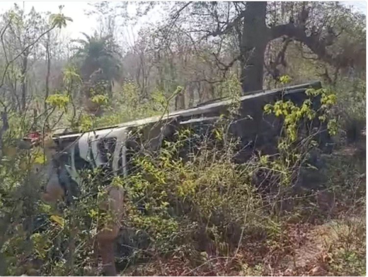 MP के टीकमगढ़ में बस पलटी 11 यात्री घायल