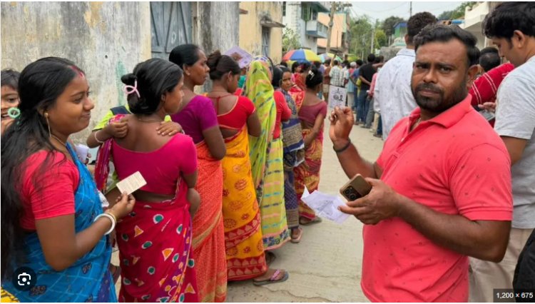 बंगाल-तमिलनाडु में मतदान जारी वोटरों की लंबी कतारें देखने को मिलीं