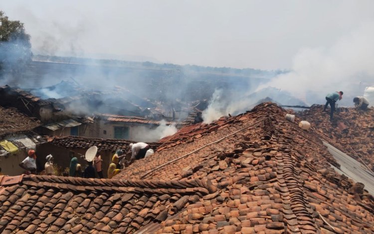 नागौद के बिकरा गांव में लगी भीषण आग, दमकल गाड़ी भी चपेट में आई