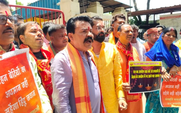 भोपाल: Lenskart के बाद अब भोपाल की निजी कंपनी का विरोध, तिलक-बिंदी बैन को लेकर हिंदू उत्सव समिति का प्रदर्शन