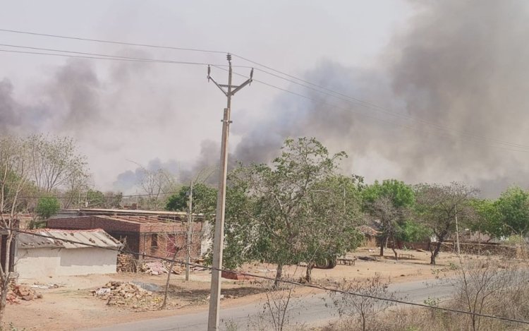 जंगल में भीषण आग, गांवों की ओर बढ़ा खतरा, हजारों परिवारों पर मंडराया संकट