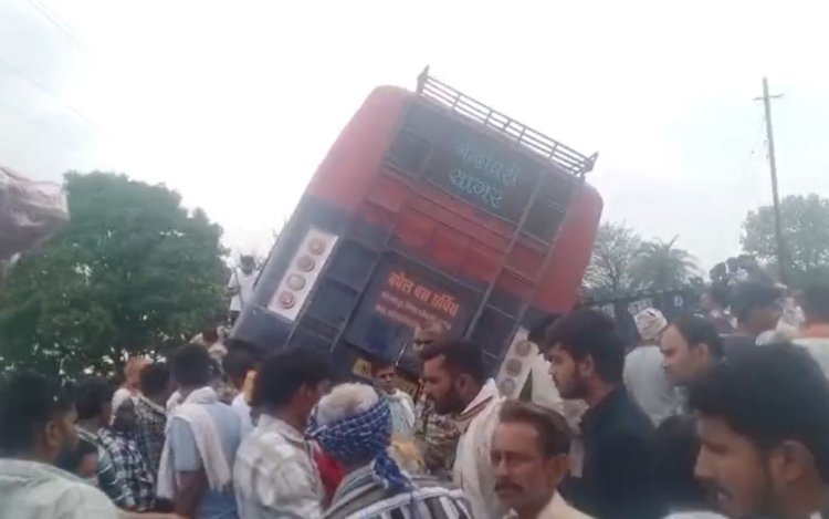 तेज रफ्तार बस ट्रैक्टर-ट्रॉली से टकराई, चार घायल