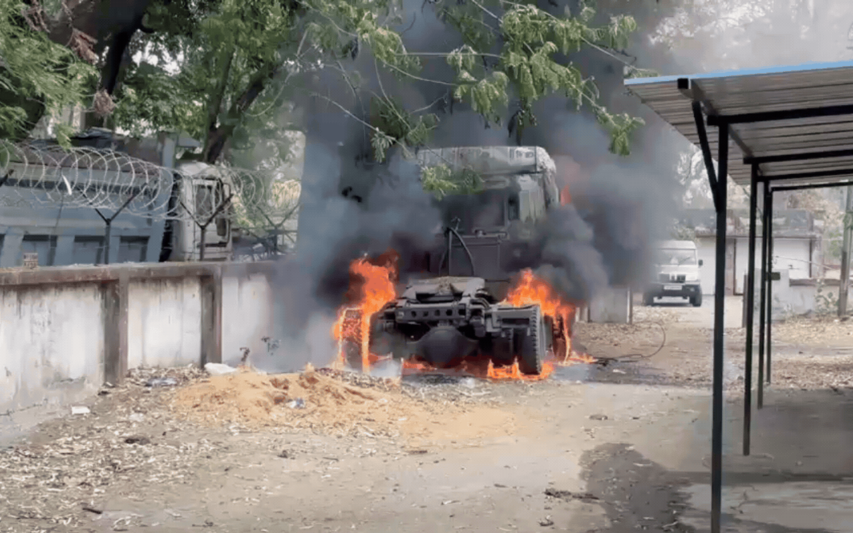 सिंगरौली में सड़क किनारे खड़े ट्रक में लगी आग