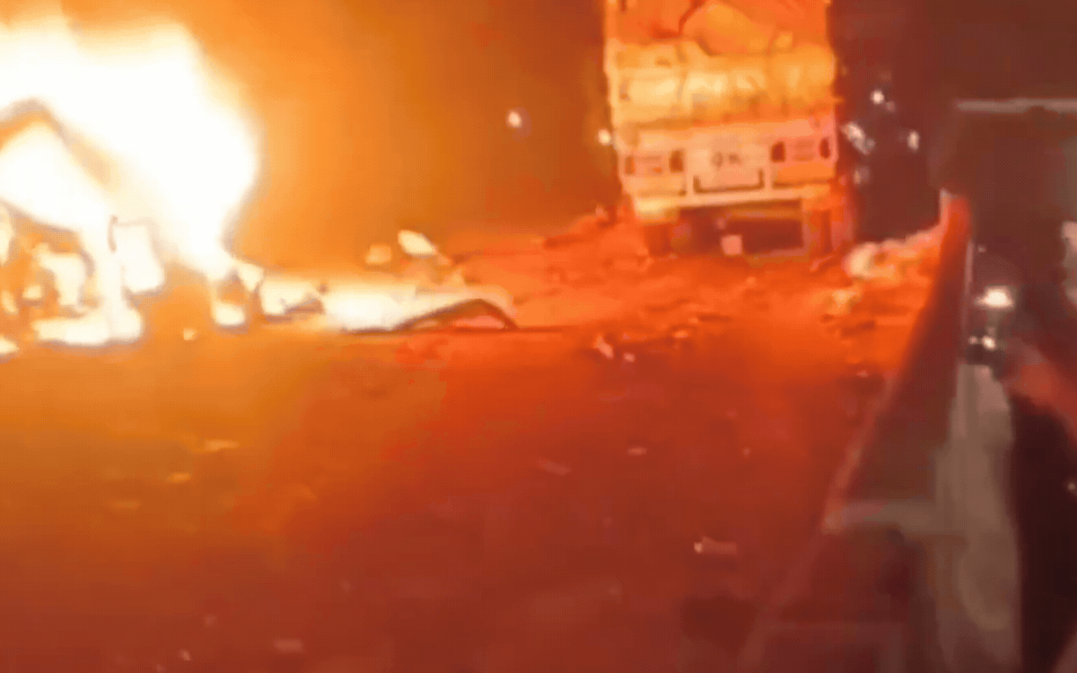 यूपी के मिर्जापुर में भीषण सड़क हादसा, 11 की मौत 9 जिंदा जले