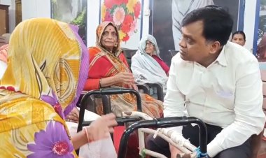 रीवा कलेक्टर ने वृद्धाश्रम का दौरा कर बुजुर्गों से की मुलाकात, दी सरकारी सहायता का आश्वासन