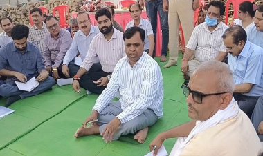 कलेक्टर ने जमीन पर बैठकर सुनी ग्रामीणों की समस्याएं, रीवा को बताया विद्वानों की धरती