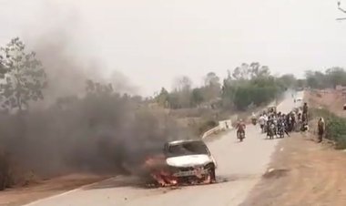 मऊगंज: सड़क पर सरपट दौड़ती कार अचानक बनी आग का गोला, बाल बाल बचे कार सवार