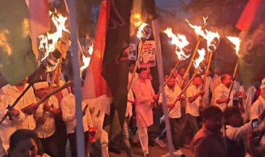 NEET पेपर लीक के विरोध में कांग्रेस का मशाल प्रदर्शन, सरकार के खिलाफ जमकर की नारेबाजी