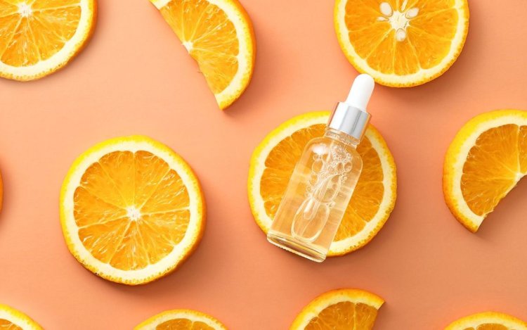 गर्मियों में स्किन के लिए कितना फायदेमंद है Vitamin C? जानिए सही इस्तेमाल और घर पर सीरम बनाने का आसान तरीका
