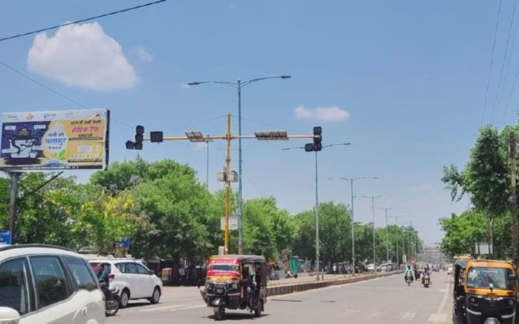 सिंगरौली: पुलिस को खुली चुनौती! कोतवाली से 200 मीटर दूर ट्रैफिक सिग्नलों की 23 सोलर बैटरियां चोरी