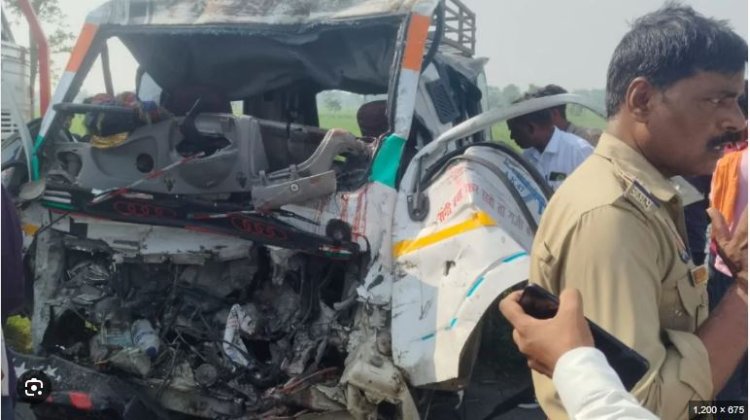 यूपी के लखीमपुर में सड़क हादसे में 9 की मौत ट्रक ने मैजिक को मारी टक्कर